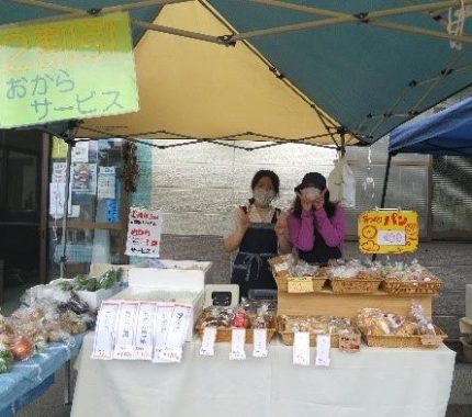 イベントでパンやお豆腐を販売する2人の女の人の画像