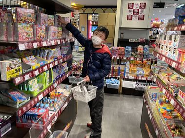 買い物をしている男の子の画像