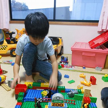 レゴで遊ぶ男の子の画像