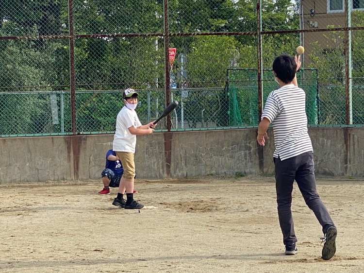 野球をして遊んでる男の子たち