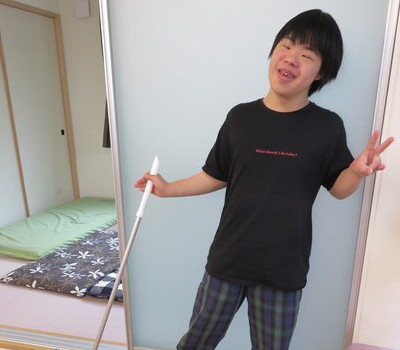 清掃をする男の子の画像